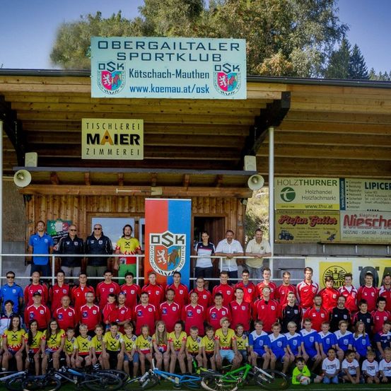 Bild enthält, People, Person, Architecture, Building, Outdoors, Shelter, Team, Bicycle, Transportation, Vehicle