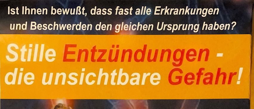 Plakat für einen medizinischen Vortrag über die unsichtbare Gefahr von Omega-3-Fettsäuren, Vitamin D3 und K2 von Dr. med. Uwe Rascher, einem Allgemeinmediziner. Der Vortrag ist kostenlos und findet am 22. April 2025 um 14:30 in der Maria Elend Schule statt. Die Teilnehmer können ihren Omega-3-Index bei der Veranstaltung bestimmen lassen.