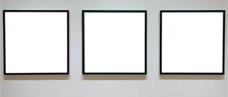 Drei schwarze Leinwände mit bunten Rändern hängen an einer weißen Wand und stehen auf einem Holzboden.