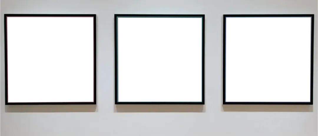 Drei schwarze Leinwände mit bunten Rändern hängen an einer weißen Wand und stehen auf einem Holzboden.