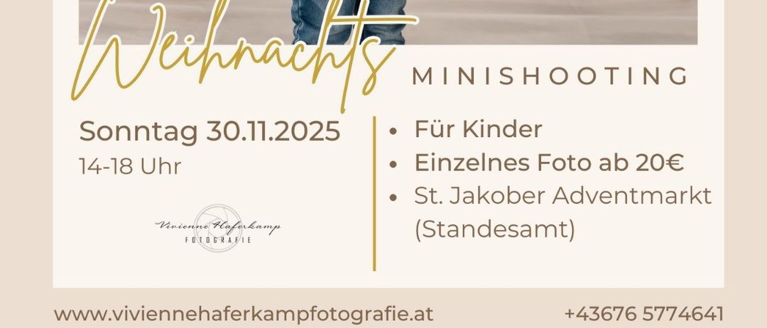 Ein junger Junge hält einen Korb aus Weide und lächelt für ein Foto. Der Hintergrund zeigt Weihnachtsbäume und Dekorationen. Der Text lautet 'Weihnachts Minishooting' und 'Sonntag 30.11.2025 14-18 Uhr'. Ein Preis von 20€ für ein einzelnes Foto wird ebenfalls erwähnt.