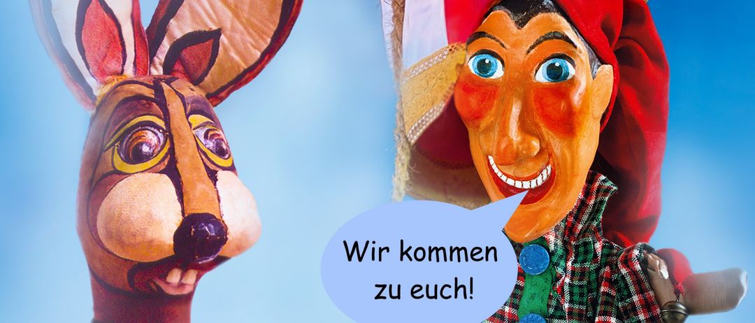 Eine Puppe mit rotem Hut, die einen Korb mit Eiern hält, schwebt in einem Ballon. Eine weitere Puppe mit Fuchskopf schaut zu. Es steht 'Wir kommen zu euch!' Unten steht 'Mittwoch, 25. März, 15:30 Uhr.'