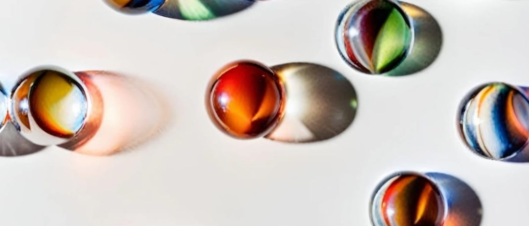 Ein Bild mit einer Sammlung farbiger Murmeln vor weißem Hintergrund und Textüberlagerung. Der Text lautet 'Maria Elend 46', gefolgt von 'Bunte Frauen Starke Talente Kraft', 'HAPPY HOURS fur die SEELE' und 'Dienstag: 17.2. 2026'.