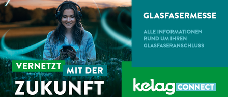 Eine lächelnde Frau mit Kopfhörern hört Musik auf ihrem Handy in einem Feld mit einem Sonnenuntergang im Hintergrund. Der Text lautet 'Netzwerk mit der Zukunft' und 'Glasfaserm'.