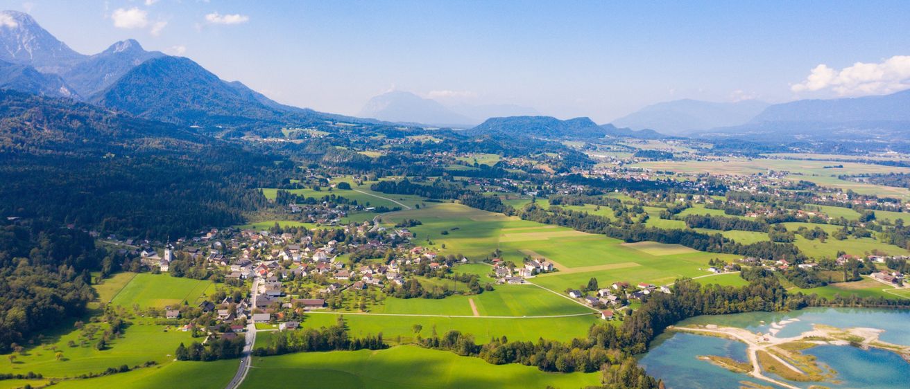 Bild enthält, Outdoors, Nature, Scenery, Landscape, Field, Countryside, Grass, Aerial View, Lake, Water