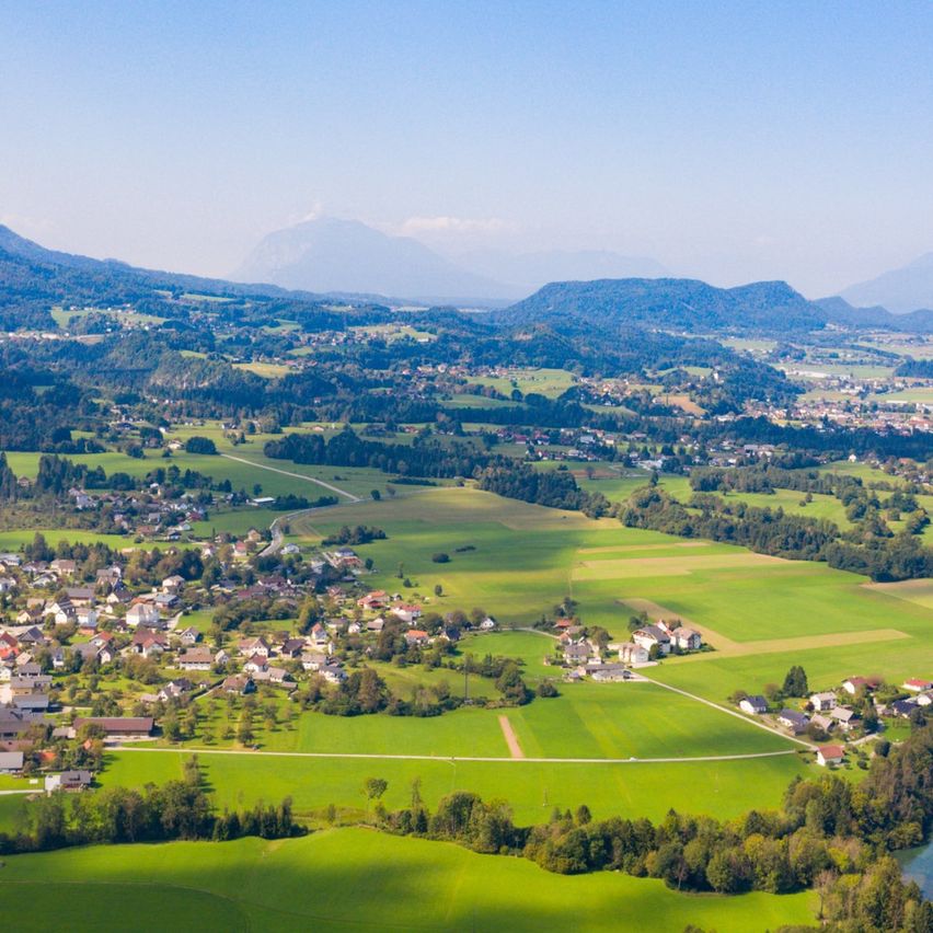Bild enthält, Outdoors, Nature, Scenery, Landscape, Field, Countryside, Grass, Aerial View, Lake, Water