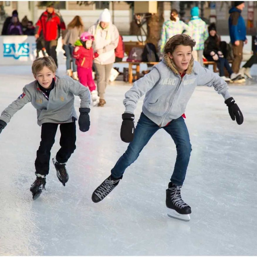 Bild enthält, Ice Skating Dancing, Performer, Person, Boy, Child, Male, Glove, Adult, Man, Woman
