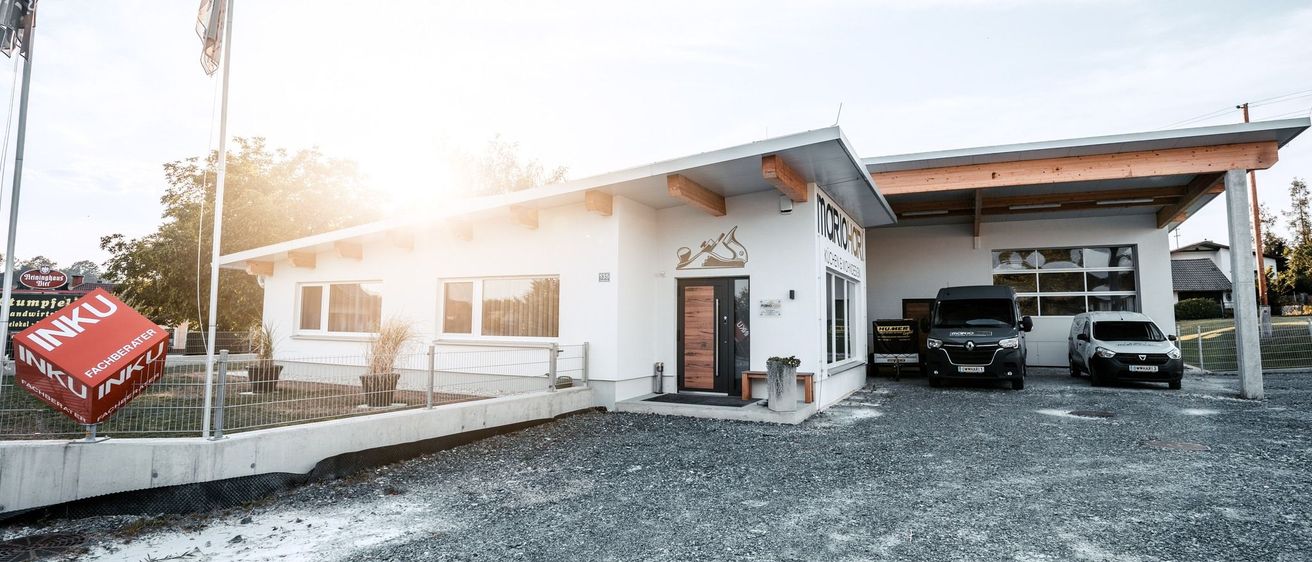 Bild enthält, Car, Transportation, Vehicle, Flag, Plant, Architecture, Building, Housing, Outdoors