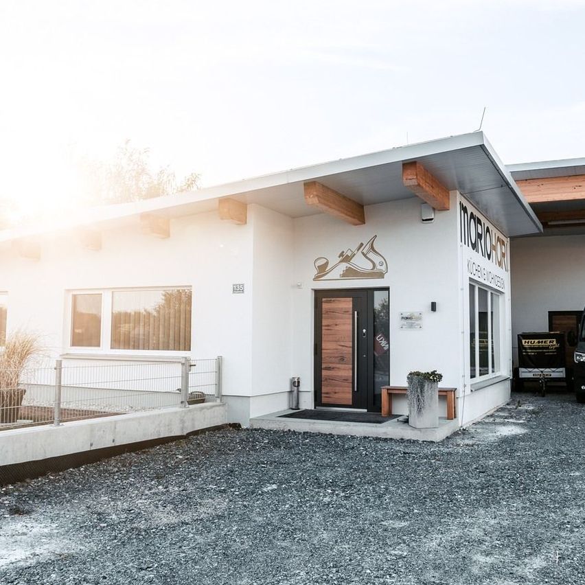 Bild enthält, Car, Transportation, Vehicle, Flag, Plant, Architecture, Building, Housing, Outdoors