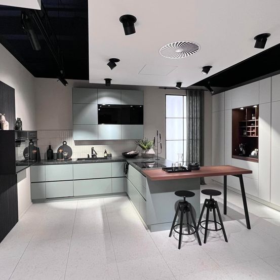 Bild enthält, Indoors, Interior Design, Floor, Kitchen, Furniture, Bar Stool, Flooring, Home Decor, Person