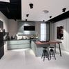 Bild enthält, Indoors, Interior Design, Floor, Kitchen, Furniture, Bar Stool, Flooring, Home Decor, Person