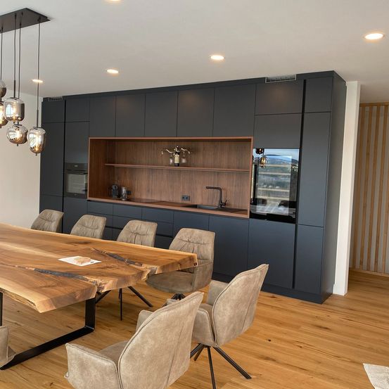 Bild enthält, Indoors, Interior Design, Wood, Furniture, Table, Tabletop, Hardwood, Stained Wood, Dining Room, Wood Panels