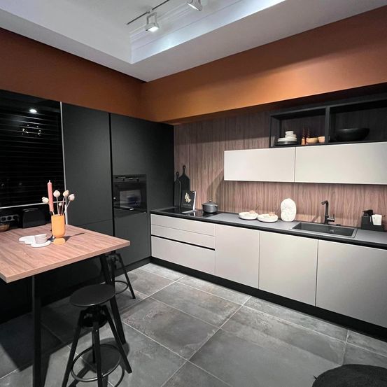 Bild enthält, Indoors, Interior Design, Floor, Home Decor, Sink, Kitchen, Furniture