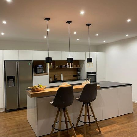 Bild enthält, Indoors, Interior Design, Kitchen, Home Decor, Device, Electrical Device, Refrigerator, Furniture, Floor, Kitchen Island