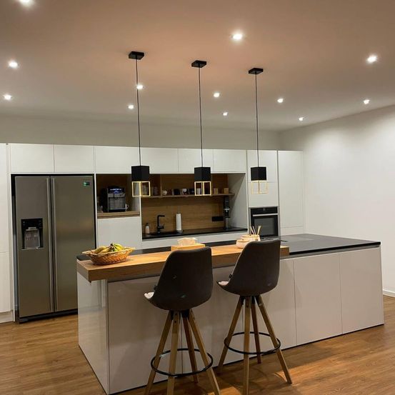 Bild enthält, Indoors, Interior Design, Kitchen, Home Decor, Device, Electrical Device, Refrigerator, Furniture, Floor, Kitchen Island