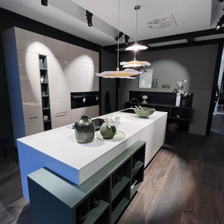 Bild enthält, Indoors, Interior Design, Kitchen, Floor, Kitchen Island