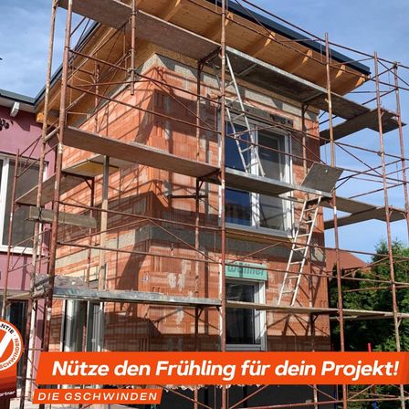 Ein Bild zeigt ein Haus im Bau mit Gerüst. Der Text lautet: 'Nutze den Frühling für dein Projekt!' und zeigt ein Logo.