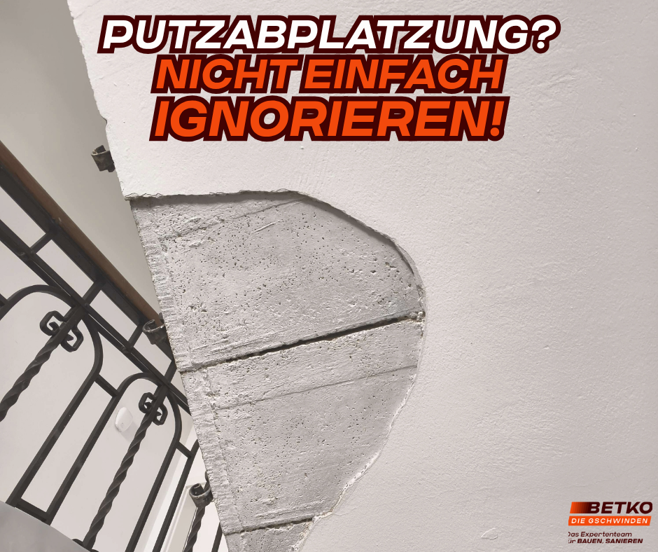 Eine Betonwand mit einem großen Riss. Roter Text liest sich 'Putzabplatzung? Nicht einfach ignorieren!'. In der unteren rechten Ecke befindet sich ein Logo und Text.