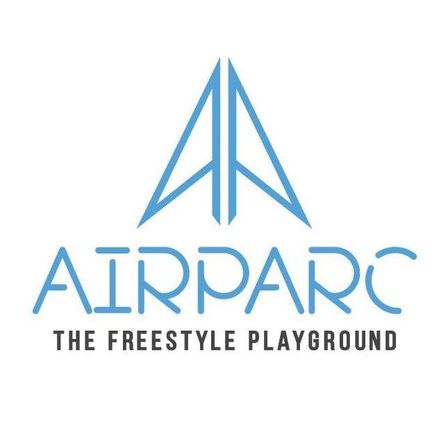 Das blaue Logo für AIRPARC lautet 'The Freestyle Playground' mit einem geometrischen Design über dem Text.