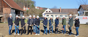 Bild enthält, Coat, People, Person, Groupshot, Pants, Jeans, Outdoors, Hoodie, Shoe