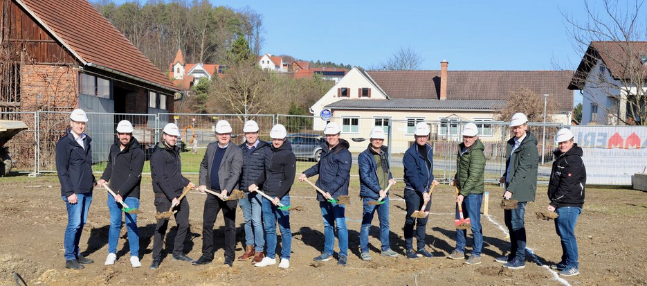 Bild enthält, Coat, People, Person, Groupshot, Pants, Jeans, Outdoors, Hoodie, Shoe