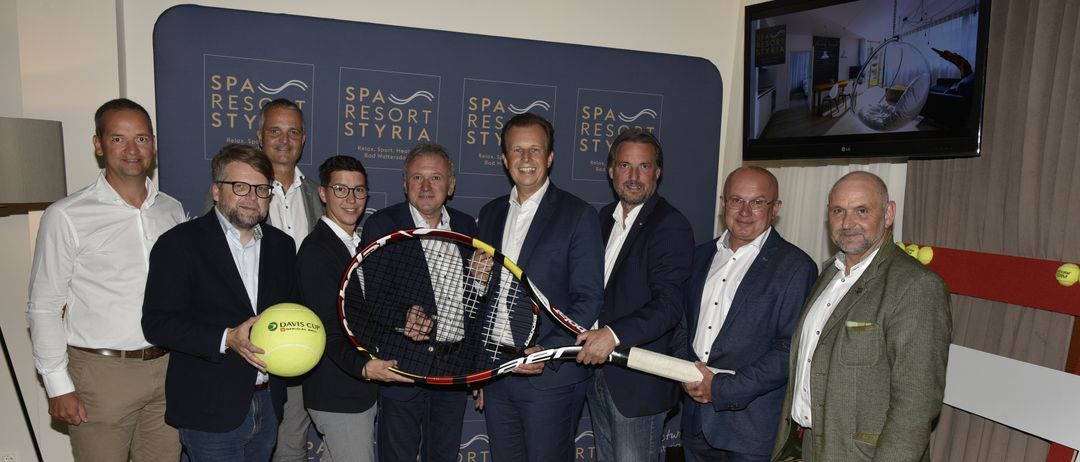 Bild enthält, Racket, Tennis Racket, People, Person, Adult, Male, Man, Computer Hardware, Monitor, Shoe