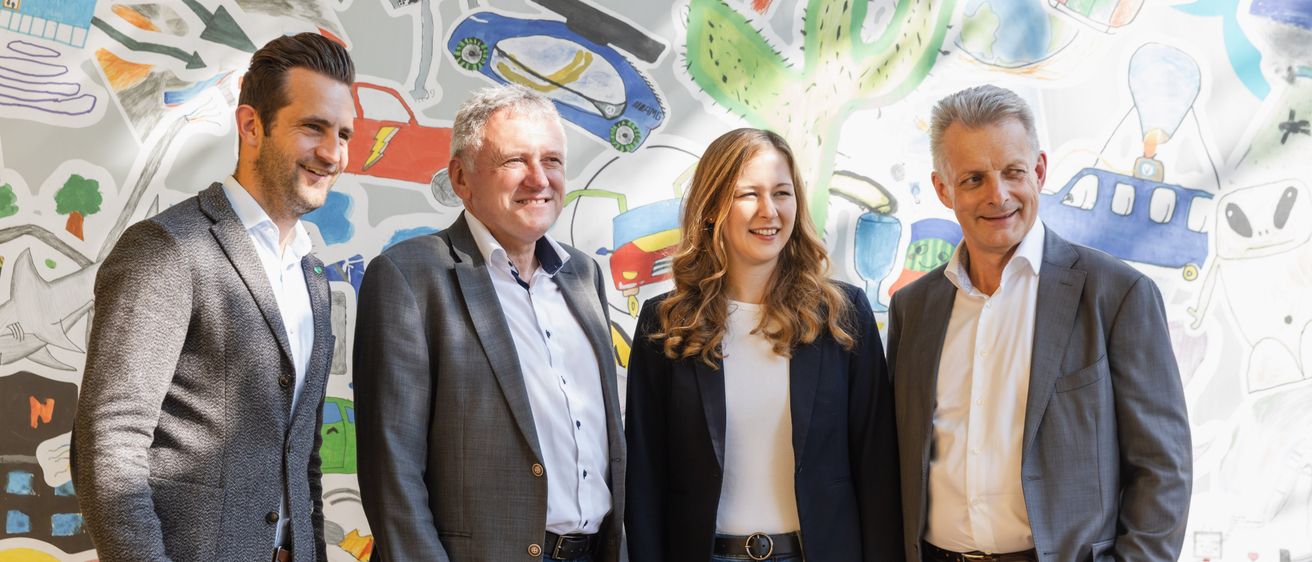 Bild enthält, Groupshot, Person, Coat, Adult, Male, Man, Jacket, Female, Woman, Jeans