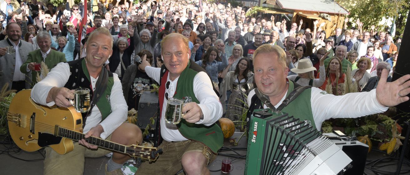 Bild enthält, Group Performance, Music Band, Musical Instrument, Person, Concert, Guitar, Adult, Male, Man, Face