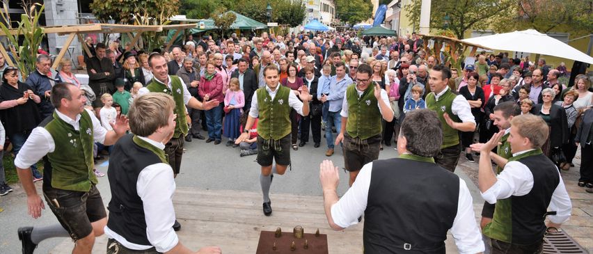 Bild enthält, People, Person, Shorts, Adult, Male, Man, Boy, Child, Shoe, Jeans