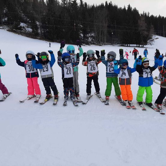 Bild enthält, Nature, Outdoors, Glove, Snow, Boy, Child, Male, Person, Helmet, Skiing