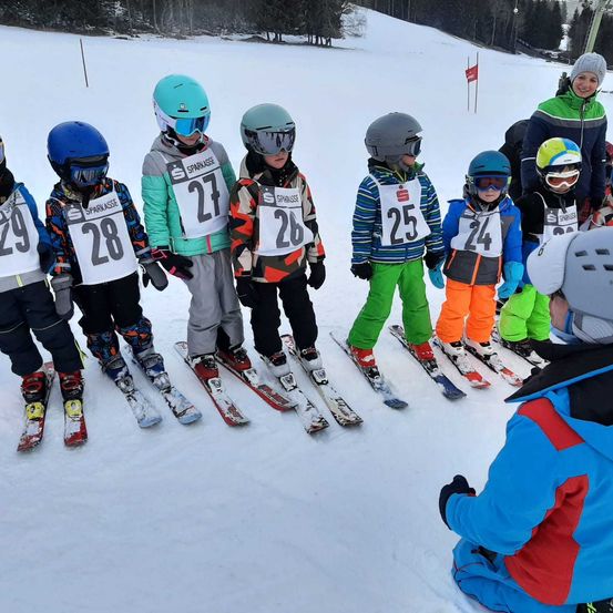 Bild enthält, Nature, Outdoors, Glove, Snow, Boy, Child, Male, Person, Helmet, Shoe