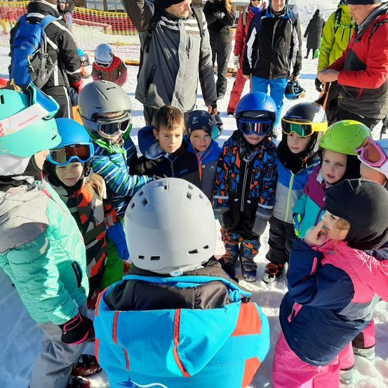 Bild enthält, Outdoors, Nature, People, Person, Jacket, Helmet, Adult, Male, Man, Child