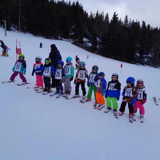 Bild enthält, Nature, Outdoors, Person, Snow, Skiing, Glove, Shoe, Helmet, Glasses, Jacket