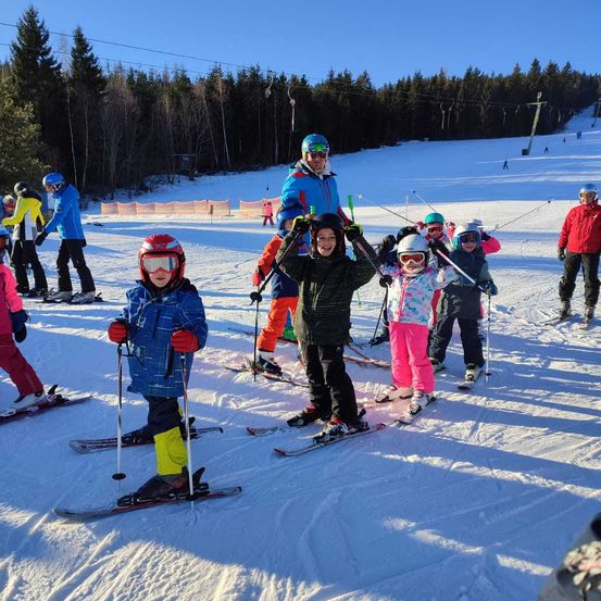 Bild enthält, Nature, Outdoors, Snow, Glove, Boy, Child, Male, Person, Skiing, Baby