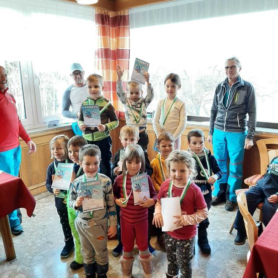 Bild enthält, People, Person, Adult, Male, Man, Child, Female, Girl, Boy, Pants