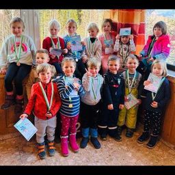 Bild enthält, People, Person, Kindergarten, Pants, Child, Female, Girl, Boy, Male, Portrait