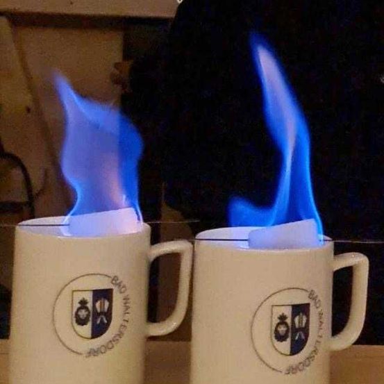 Bild enthält, Cup, Adult, Female, Person, Woman, Fire, Flame, Beverage, Coffee, Coffee Cup