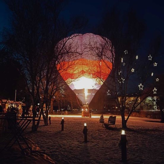 Bild enthält, Balloon, Person, Aircraft, Vehicle, Fire Hydrant, Hydrant, Bench, Candle