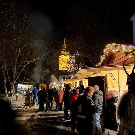 Bild enthält, Person, Walking, Urban, City, Lighting, People, Outdoors, Nature, Night, Street