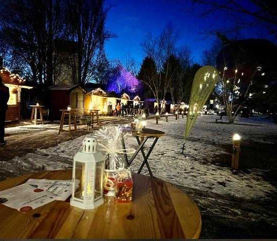 Bild enthält, Lighting, Villa, Outdoors, Neighborhood, Nature, Night, Dining Table, Resort, Yard, Urban
