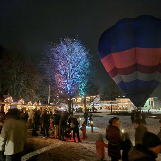 Bild enthält, Urban, Person, Lighting, Shoe, Adult, Male, Man, Boy, Child, Handbag