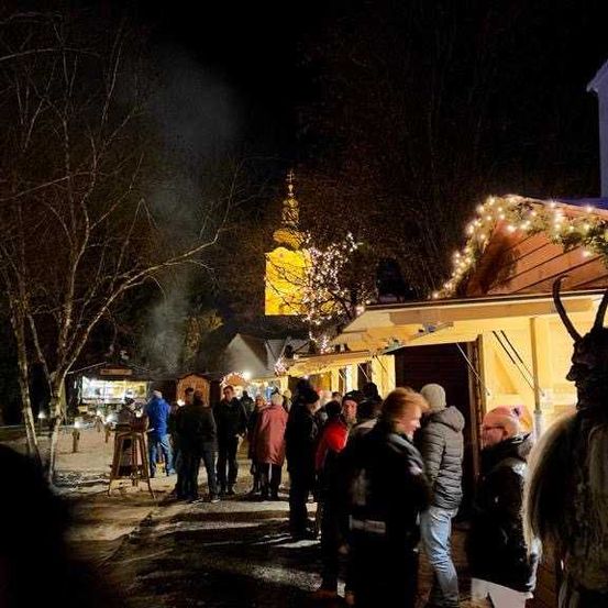 Bild enthält, Urban, Person, Walking, City, Adult, Female, Woman, Street, Outdoors, People