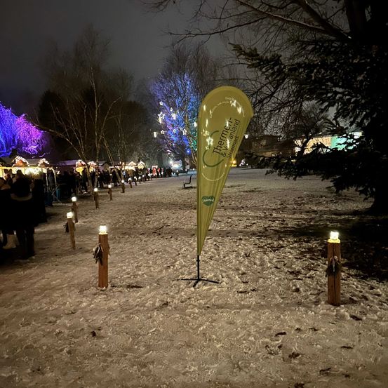 Bild enthält, Lighting, Nature, Night, Outdoors, Urban, Light, Flare, Tree, City, Person