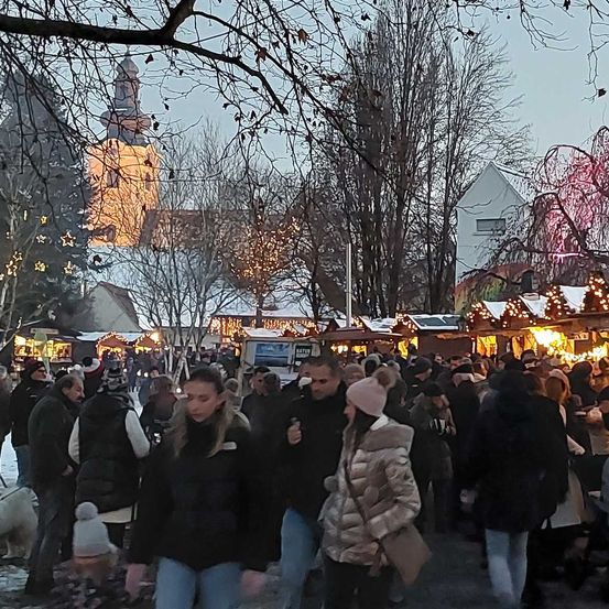 Bild enthält, Urban, People, Person, Adult, Female, Woman, Dog, Night Life, Jeans, Hat