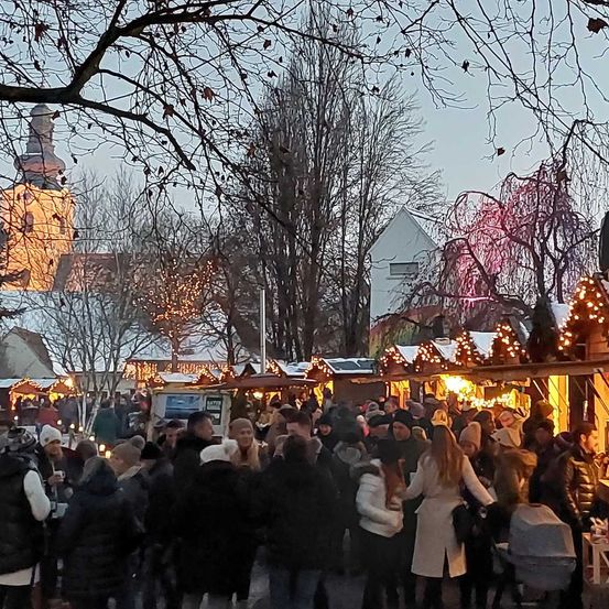 Bild enthält, Urban, Person, Handbag, Celebrating