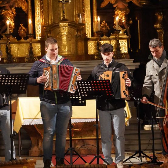 Bild enthält, Group Performance, Music Band, Person, Adult, Male, Man, Boy, Teen, Concert, Shoe