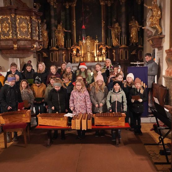 Bild enthält, Altar, Glove, Person, Adult, Male, Man, Hat, Shoe, Handbag, Glasses