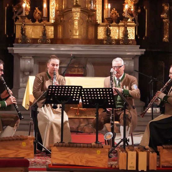 Bild enthält, Adult, Male, Man, Person, Female, Woman, Microphone, Glasses, Concert, Group Performance