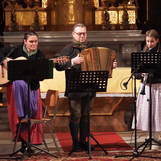 Bild enthält, Adult, Female, Person, Woman, Male, Man, Glasses, Chair, Musical Instrument, Group Performance