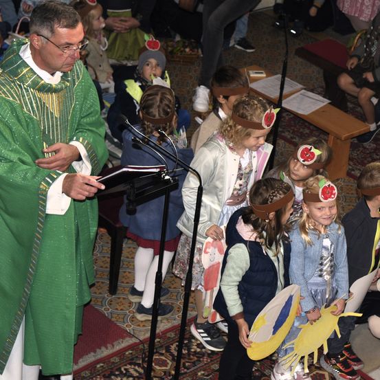 Bild enthält, Microphone, Adult, Male, Man, Person, Child, Female, Girl, Boy, People